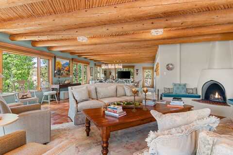 1281 Este Lane, Santa Fe, NM 87501