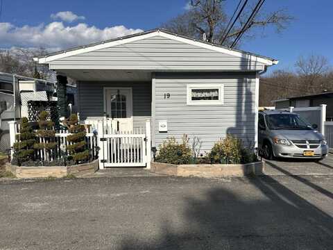 19 Mobile Dr, Bay Shore, NY 11706