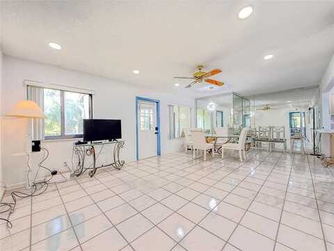 301 Knotty Pine Cir, Greenacres, FL 33463