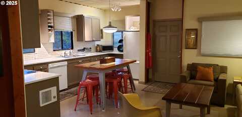 4395 E 20TH AVE, Eugene, OR 97403