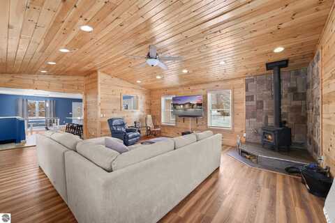 879 S 35 Road, Cadillac, MI 49601