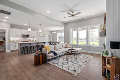 8009 SW 26th TER, Topeka, KS 66614