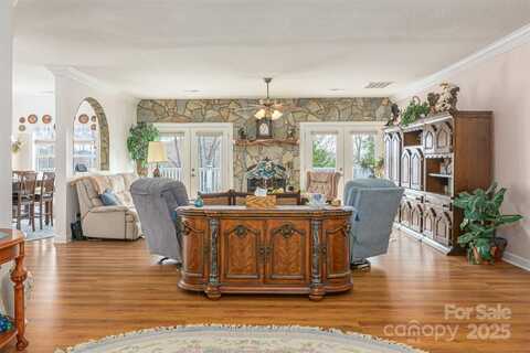 526 Grand Oaks Drive, Hendersonville, NC 28792
