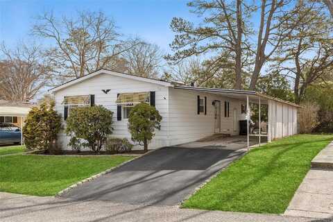 525 Riverleigh Avenue, Riverhead, NY 11901