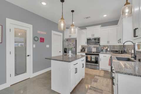 631 E Texas Street, Denison, TX 75021