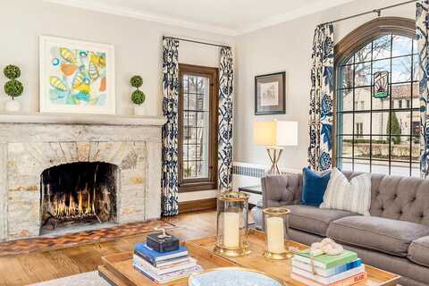 Wilshire, MILWAUKEE, WI 53211