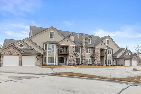 Pineview, PEWAUKEE, WI 53072