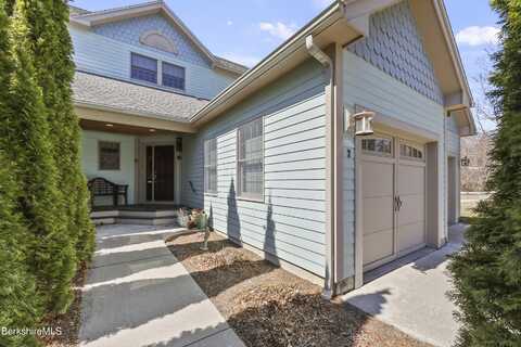 2 Amy Ct, Pittsfield, MA 01201