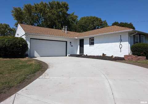 1701 Saint Clair Drive, Pekin, IL 61554