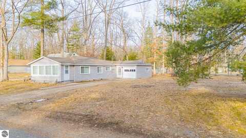 306 Devonshire Drive, Prudenville, MI 48651
