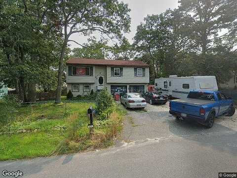 Cypress Ave, Flanders, NY 11901
