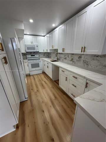 10090 NW 80th Ct, Hialeah Gardens, FL 33016