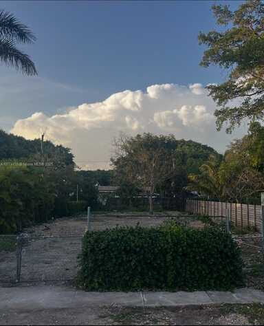 929 NE 14th St, Homestead, FL 33030