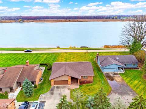2512 River, Marysville, MI 48040