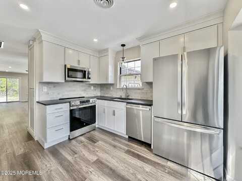 15 Alpine Road, Whiting, NJ 08759