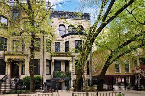 21 E DIVISION Street, Chicago, IL 60610