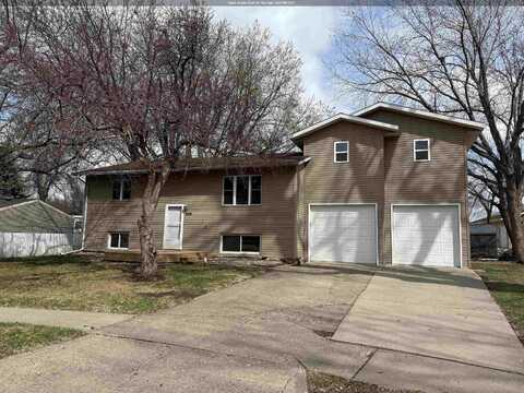 809 Carleton Circle, Vermillion, SD 57069