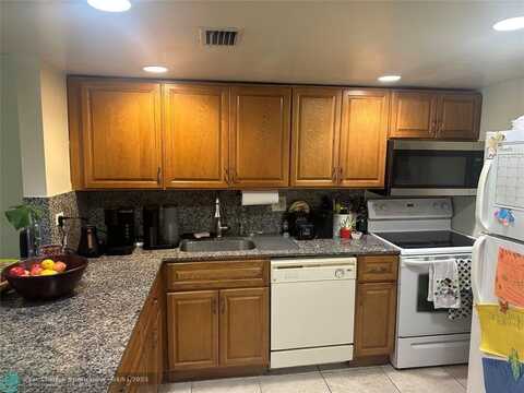3740 Inverrary Dr, Lauderhill, FL 33319