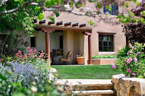 196 Circle Drive, Santa Fe, NM 87501