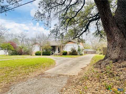 1019 E Gonzales Street, Yoakum, TX 77995