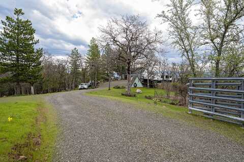 1100 W Rolling Hills Drive, Eagle Point, OR 97524