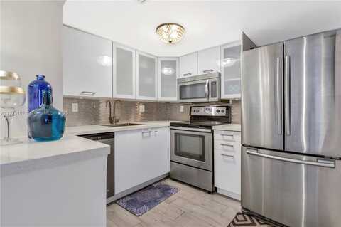 2600 Collins Ave, Miami Beach, FL 33140