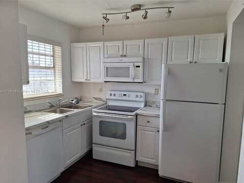 8889 Fontainebleau Blvd, Miami, FL 33172
