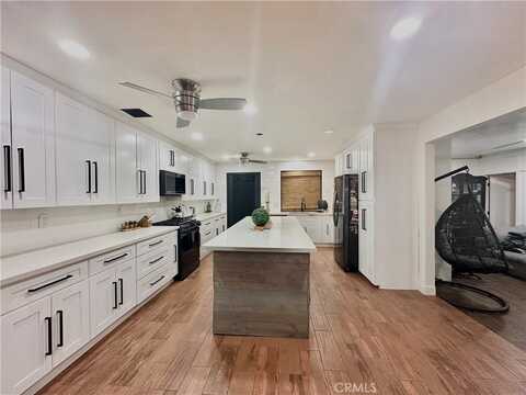 221 W Whittier Avenue, Hemet, CA 92543