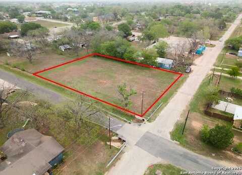 1306 B St, Floresville, TX 78114