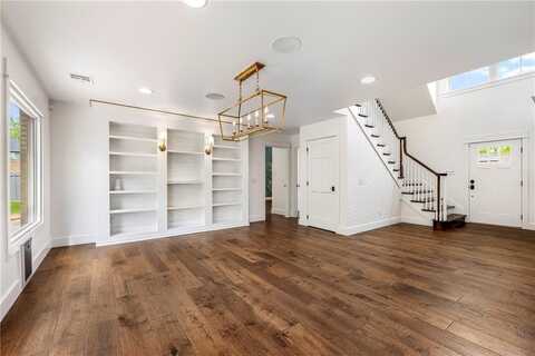 201 NW 7th ST, Bentonville, AR 72712