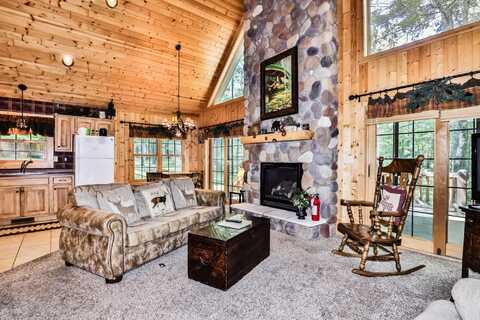8250 NORTHERN RD, Minocqua, WI 54548
