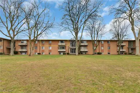 22091 River Oaks Drive, Rocky River, OH 44116