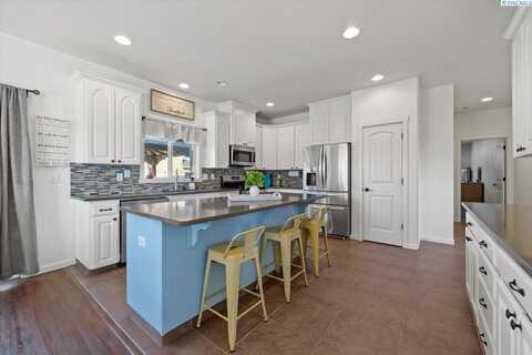 5615 Topeka Dr, Pasco, WA 99301