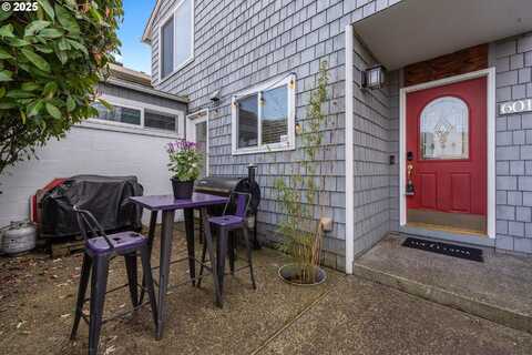 601 N TOMAHAWK ISLAND DR, Portland, OR 97217