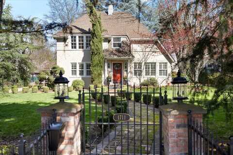 1711 E Main Street, Medford, OR 97504