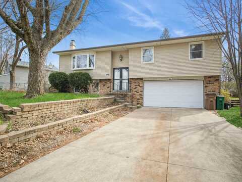 1019 Maplenol Drive, West Des Moines, IA 50266