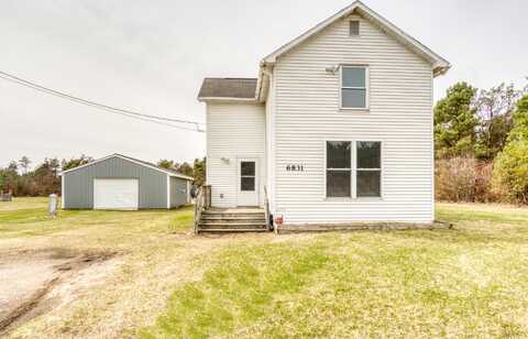 6831 N Oak Avenue, White Cloud, MI 49349