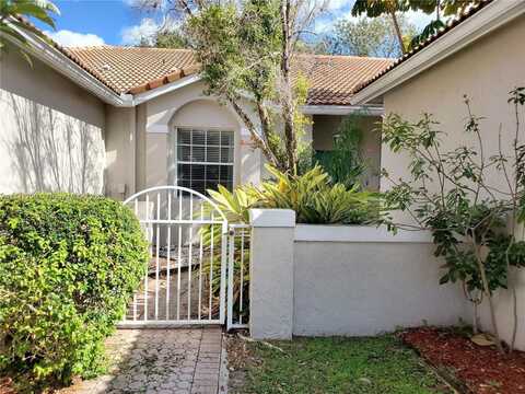 2590 E Aragon Blvd, Sunrise, FL 33313