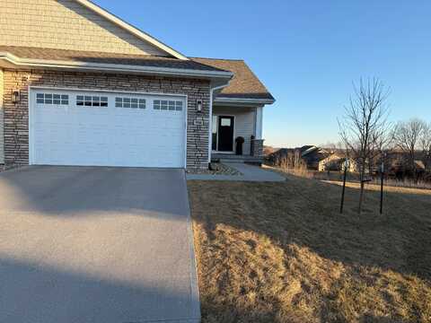 916 Summit ct, Tiffin, IA 52340