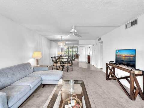 3051 S Palm Aire Dr, Pompano Beach, FL 33069