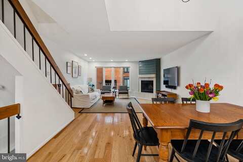 102 LOMBARD STREET, PHILADELPHIA, PA 19147
