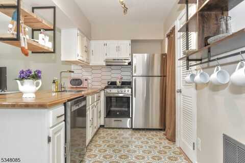 3 Davos Drive East, Vernon, NJ 07462