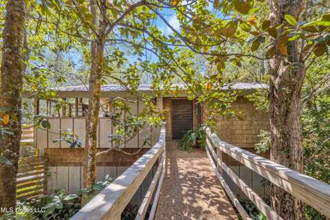 1101 Le Voyageur Drive, Ocean Springs, MS 39564