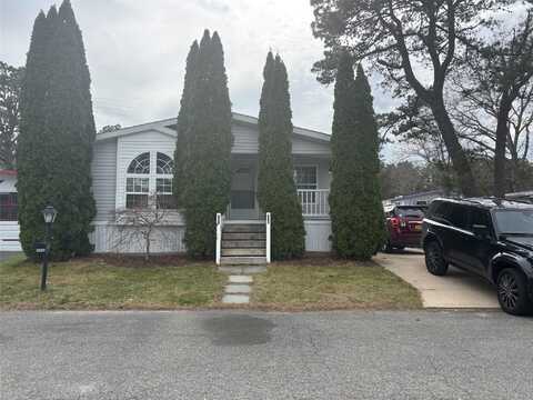 525 Riverleigh Avenue, Riverhead, NY 11901