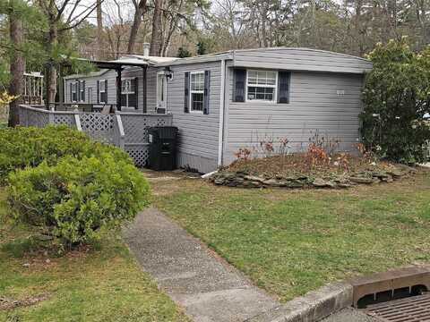 525 Riverleigh Avenue, Riverhead, NY 11901