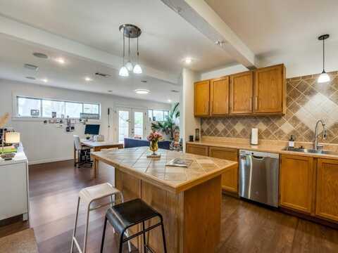 1211 Berkley Avenue, Dallas, TX 75224