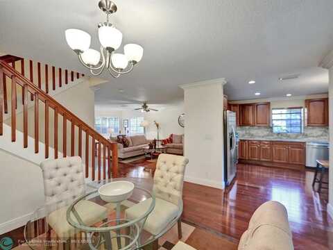 9113 Vineyard Lake Dr, Plantation, FL 33324