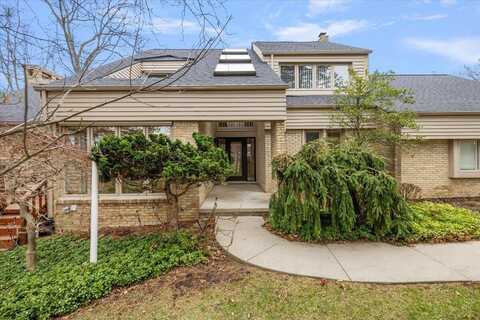 5056 Mirror Lake Court, West Bloomfield, MI 48323