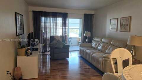 8595 Sunrise Lakes Blvd, Sunrise, FL 33322