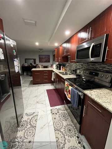 16 Spinning Wheel Ln, Tamarac, FL 33319